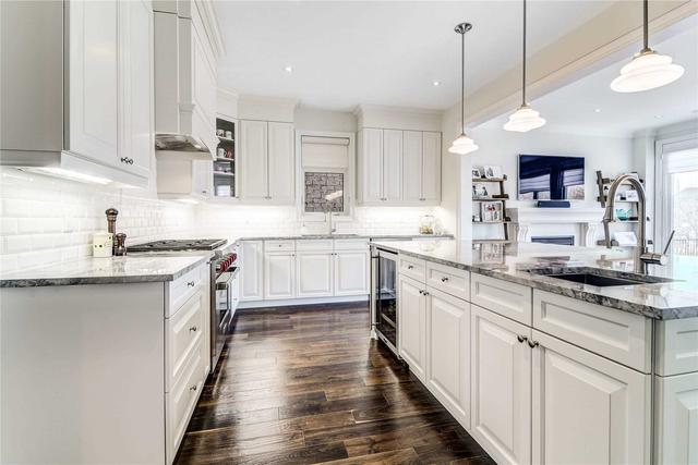 2434 Chateau Common Crt, House attached with 3 bedrooms, 4 bathrooms and 4 parking in Oakville ON | Image 3