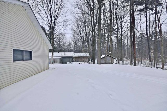 3885 30th Side Rd, House detached with 3 bedrooms, 1 bathrooms and 11 parking in Innisfil ON | Image 9