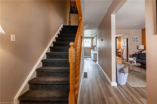 1067 11th Avenue E, House semidetached with 4 bedrooms, 2 bathrooms and 3 parking in Owen Sound ON | Image 2