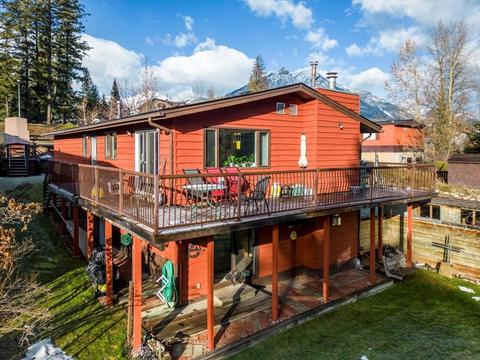 50 Cariboo Drive, House detached with 5 bedrooms, 3 bathrooms and 4 parking in Elkford BC | Card Image