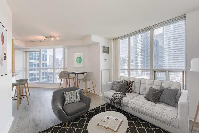 1001 - 208 Queens Quay W, Condo with 1 bedrooms, 1 bathrooms and 0 parking in Toronto ON | Image 1