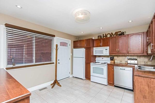 215 Lake Ave N, Townhouse with 3 bedrooms, 2 bathrooms and 1 parking in Hamilton ON | Image 6