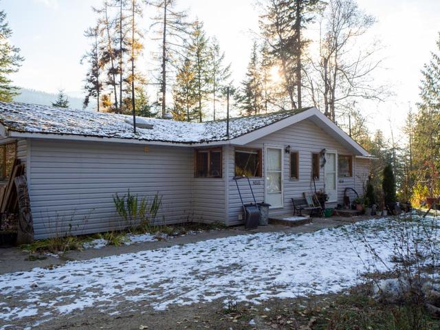 4614 Starlight Rd, House detached with 4 bedrooms, 2 bathrooms and null parking in Central Kootenay F BC | Image 3