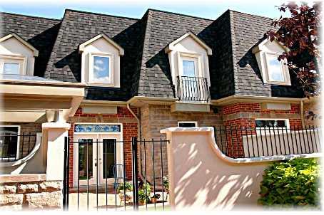 192 Lakeshore Rd W, Townhouse with 2 bedrooms, 4 bathrooms and null parking in Mississauga ON | Image 1