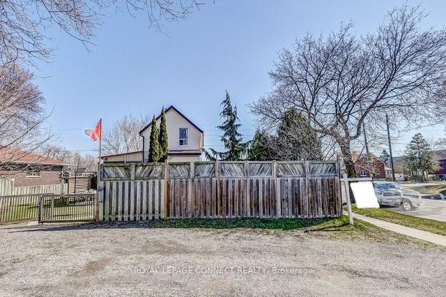 228 Park Rd N, House detached with 3 bedrooms, 1 bathrooms and 6 parking in Oshawa ON | Image 32
