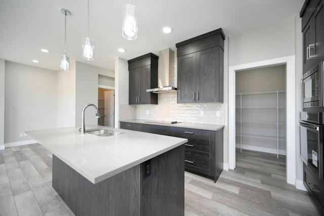 331 Savanna Way Ne, House detached with 4 bedrooms, 4 bathrooms and 4 parking in Calgary AB | Image 2