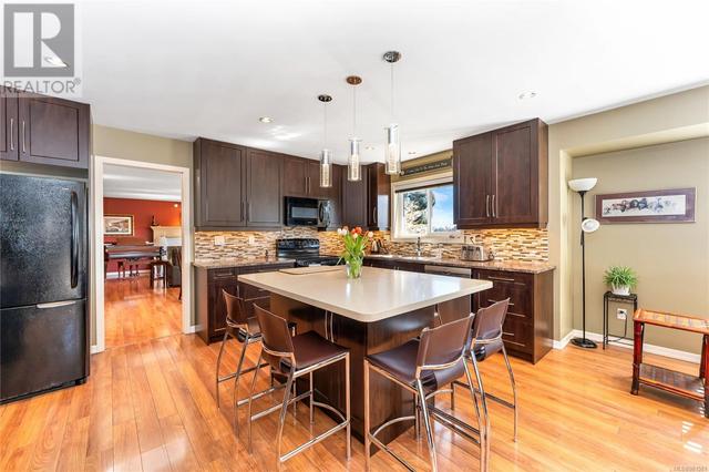 781 Cameo St, House detached with 5 bedrooms, 3 bathrooms and 4 parking in Saanich BC | Image 5