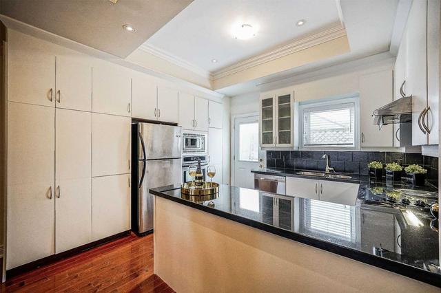 180 Mccaul St, House attached with 3 bedrooms, 2 bathrooms and 1 parking in Toronto ON | Image 3