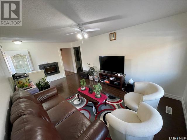 218 Upland Drive, House detached with 3 bedrooms, 2 bathrooms and null parking in Regina SK | Image 3