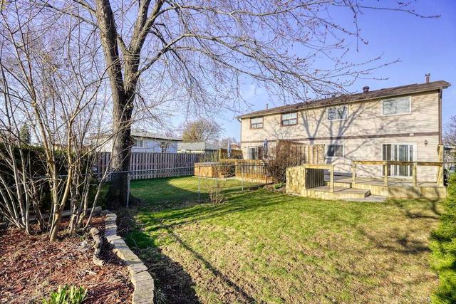 62 La Peer Blvd, House semidetached with 3 bedrooms, 2 bathrooms and 3 parking in Toronto ON | Image 20