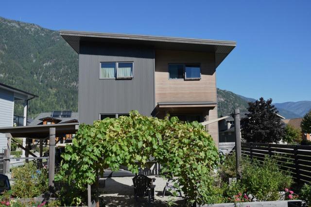 824 Sproat Drive, House detached with 3 bedrooms, 2 bathrooms and null parking in Nelson BC | Image 3