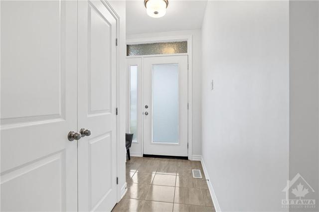 636 Vivera Place, Townhouse with 3 bedrooms, 3 bathrooms and 2 parking in Ottawa ON | Image 3