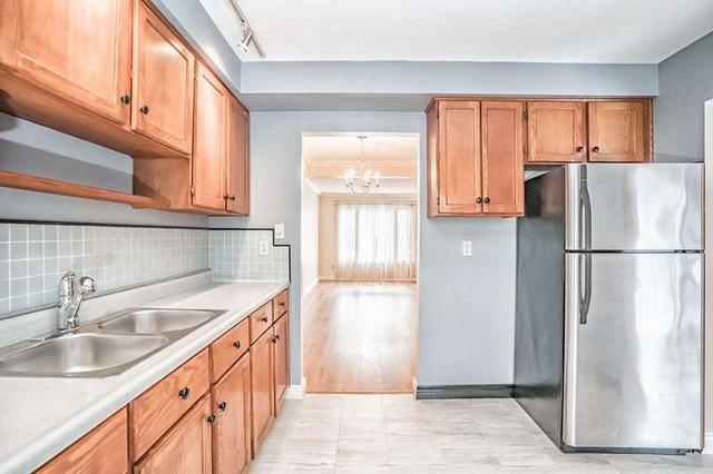 2809 Bucklepost Cres, House semidetached with 3 bedrooms, 2 bathrooms and 4 parking in Mississauga ON | Image 6