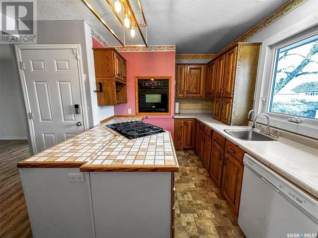 60 South Railway Street W, House detached with 4 bedrooms, 2 bathrooms and null parking in Swift Current SK | Image 4