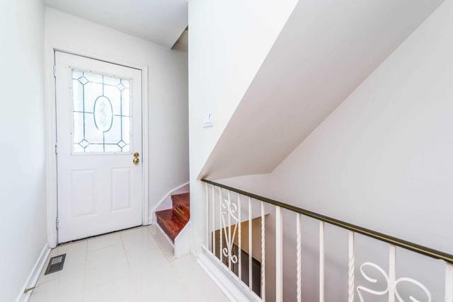 63 Shalom Cres, House detached with 4 bedrooms, 3 bathrooms and 4 parking in Toronto ON | Image 5