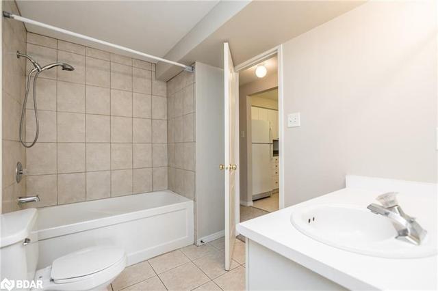 103 - 117 Edgehill Dr, Condo with 2 bedrooms, 1 bathrooms and 1 parking in Barrie ON | Image 2