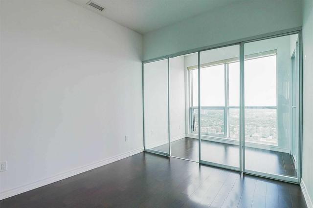 5704 - 386 Yonge St, Condo with 2 bedrooms, 2 bathrooms and 1 parking in Toronto ON | Image 15