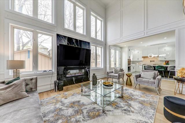 49 Starry Cres, House detached with 4 bedrooms, 3 bathrooms and 5 parking in Toronto ON | Image 4