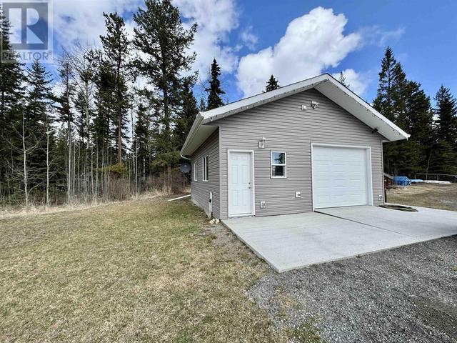 6823 Fricke Road, House detached with 2 bedrooms, 2 bathrooms and null parking in Cariboo L BC | Image 2