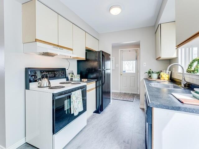 33 Lucas Lane, Condo with 2 bedrooms, 2 bathrooms and 2 parking in Ajax ON | Image 2