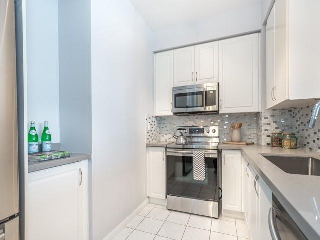 Lph17 - 23 Lorraine Dr, Condo with 2 bedrooms, 3 bathrooms and 1 parking in Toronto ON | Image 5