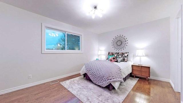 33 Tamora Crt, House detached with 4 bedrooms, 3 bathrooms and 6 parking in Toronto ON | Image 11