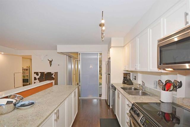 202 - 18 Beverley St, Condo with 2 bedrooms, 2 bathrooms and 1 parking in Toronto ON | Image 3