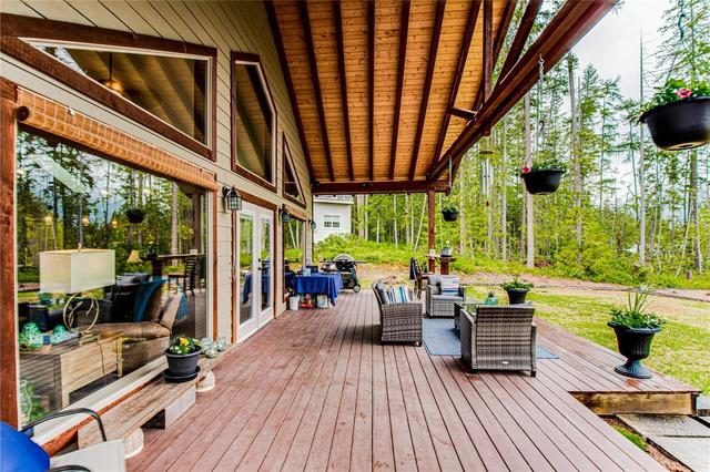 9045 Hummingbird Drive, House detached with 3 bedrooms, 2 bathrooms and 5 parking in Columbia Shuswap E BC | Image 4