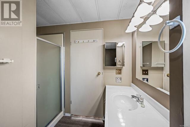 Ensuite bathroom has shower and separate tub | Image 24