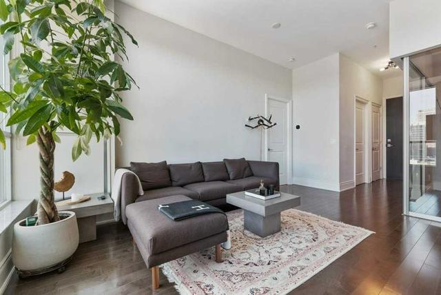1009 - 23 Glebe Rd, Condo with 1 bedrooms, 2 bathrooms and 1 parking in Toronto ON | Image 2