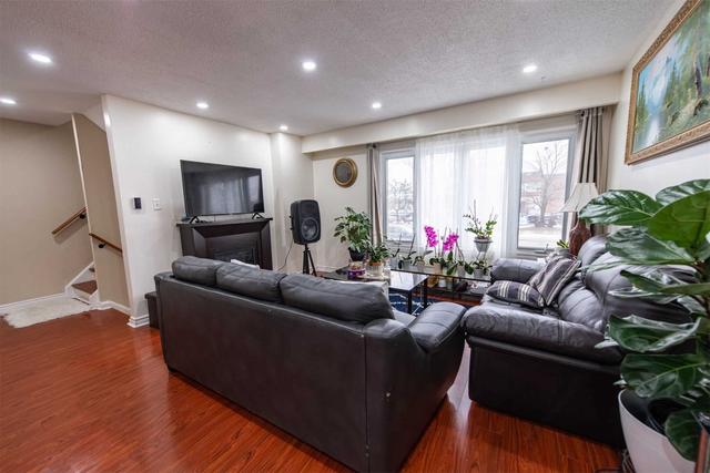 138 Kingswood Dr, House semidetached with 3 bedrooms, 3 bathrooms and 3 parking in Brampton ON | Image 34