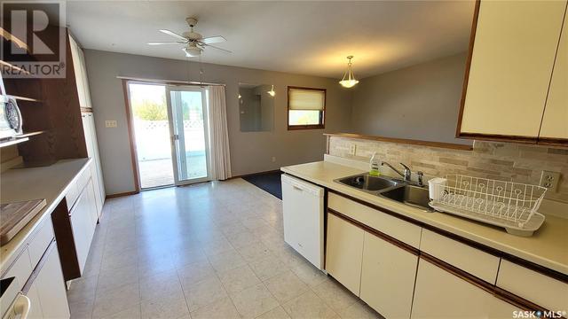 5 Marion Crescent, House detached with 4 bedrooms, 3 bathrooms and null parking in Meadow Lake SK | Image 7