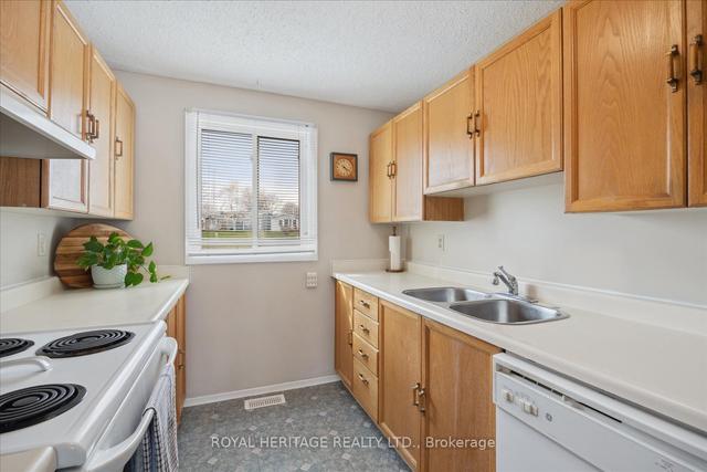 11 Cabot Crt, House detached with 2 bedrooms, 2 bathrooms and 2 parking in Clarington ON | Image 2