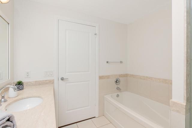 1112 - 1055 Southdown Rd, Condo with 2 bedrooms, 2 bathrooms and 2 parking in Mississauga ON | Image 14