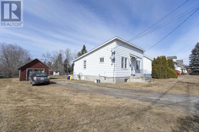 226 High St N, House detached with 4 bedrooms, 1 bathrooms and null parking in Thunder Bay ON | Image 3