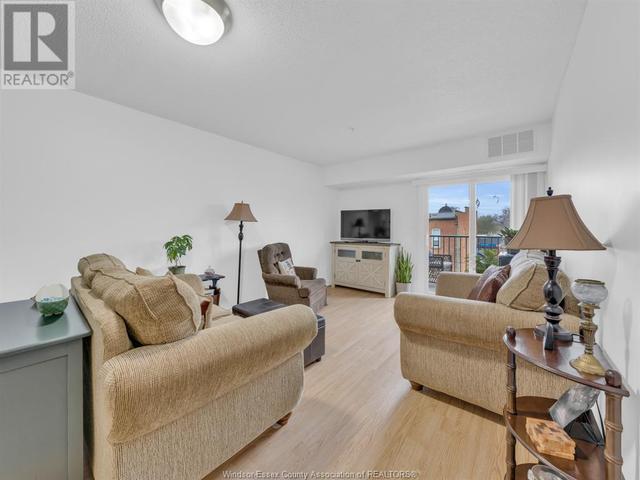 305 - 90 Murray, Condo with 2 bedrooms, 2 bathrooms and null parking in Amherstburg ON | Image 2