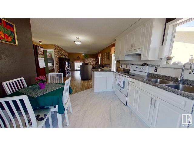 135 Dunvegan Rd Nw, House detached with 5 bedrooms, 3 bathrooms and 5 parking in Edmonton AB | Image 4