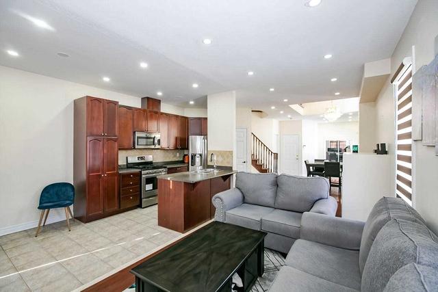 2 Deepcoral Crt, House semidetached with 3 bedrooms, 4 bathrooms and 4 parking in Brampton ON | Image 4
