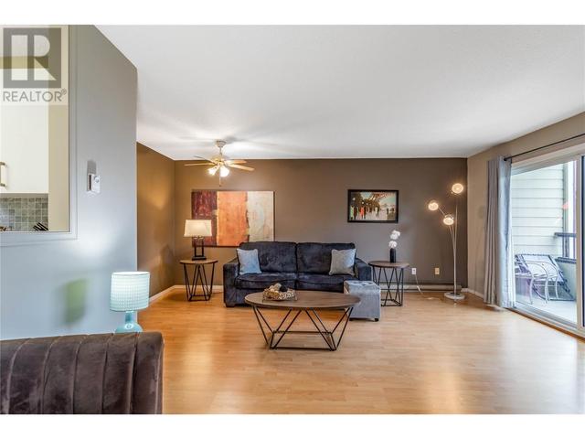 305 - 555 Rowcliffe Avenue, Condo with 2 bedrooms, 2 bathrooms and 1 parking in Kelowna BC | Image 3
