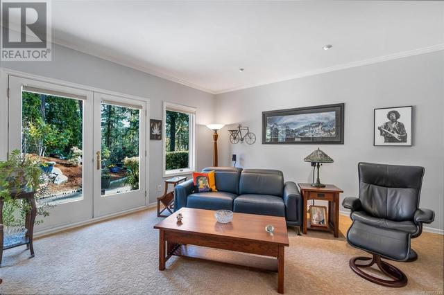 4533 Pheasantwood Terr, House detached with 3 bedrooms, 3 bathrooms and 6 parking in Saanich BC | Image 11
