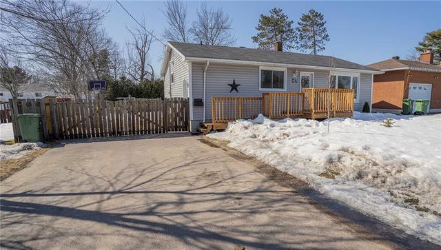 67 Selkirk Street, House detached with 4 bedrooms, 2 bathrooms and 4 parking in Petawawa ON | Image 2