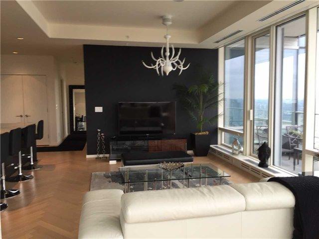 5204 - 180 University Ave, Condo with 2 bedrooms, 3 bathrooms and 2 parking in Toronto ON | Image 2