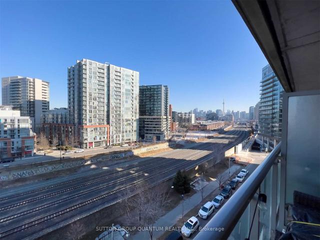 820 - 38 Joe Shuster Way, Condo with 1 bedrooms, 1 bathrooms and 0 parking in Toronto ON | Image 2