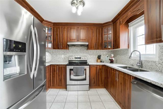 95 Farthingale Cres, House detached with 4 bedrooms, 4 bathrooms and 6 parking in Brampton ON | Image 4