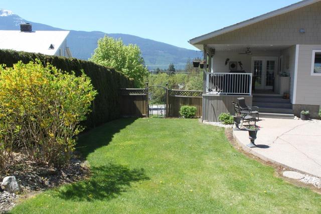 307 Nelson Avenue, House detached with 4 bedrooms, 3 bathrooms and null parking in Nakusp BC | Image 46