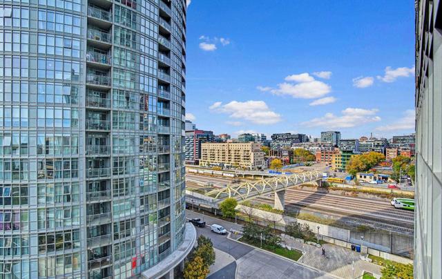 1036 - 15 Iceboat Terr, Condo with 2 bedrooms, 2 bathrooms and 1 parking in Toronto ON | Image 19