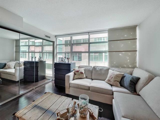 922 - 388 Richmond St W, Condo with 2 bedrooms, 2 bathrooms and 0 parking in Toronto ON | Image 8