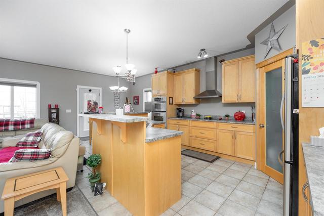 248 Lindstrom Crescent, House detached with 5 bedrooms, 3 bathrooms and 5 parking in Wood Buffalo AB | Image 2