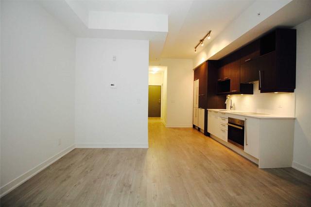 202 - 30 Nelson St, Condo with 0 bedrooms, 1 bathrooms and 0 parking in Toronto ON | Image 2