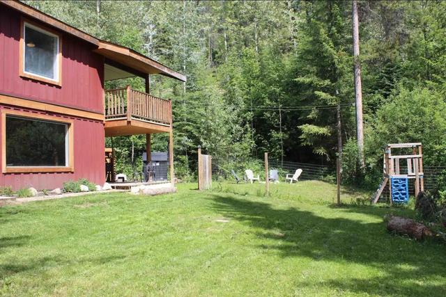 644 Golden Donald Upper Rd, House detached with 4 bedrooms, 2 bathrooms and null parking in Columbia Shuswap A BC | Image 3